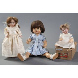 2004 Lote de tres munecas antiguas dos de pp. s. XX en porcelana y una tercera anos 60. Con sus vestidos originales. Algun deterioro. Longuitud mayor 64 cm. Fernando Duran