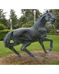 508-Gran caballo en metal pavonado.