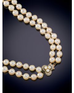 41-Lote de dos joyas antiguas: gargantilla de Dos hilos de perlas cultivadas color crema y broche antiguo en oro y plata, y alfiler punzonado con filigrana de oro con chispitas de diamantes.