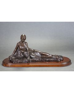 2021-AGUSTÍ GUASCH GOMEZ (Barcelona, 1913) Mujer recostada" Escultura en bronce sobre peana de madera. Firmada. Altura: 24 cm. Altura con peana: 27 cm."