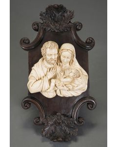 2018-ESCUELA ESPAÑOLA, PP. S. XX Sagrada Familia con Niño" Alto relieve en marfil tallado sobre panel de madera. Medidas marfil: 15x19x7 cm."