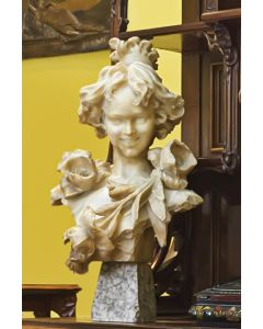 2026-ESCUELA ITALIANA, 1902 Joven sonriente" Escultura en alabastro de Volterra con peana en mármol. Marcas de Galería Frilli (Florencia). Medidas: 67x24x24 cm."