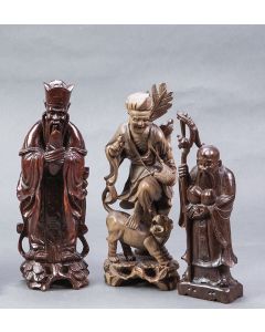 2037-Lote de tres figuras en madera tallada. China, s. XX Ancianos y domador" Altura mayor: 31 cm. "