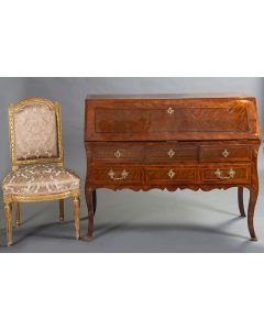 2042-Lote formado por: mueble escritorio Luis XV, Francia, s. XVIII. En madera de palosanto y palorrosa. Con tapa, tapete de cuero y gavetas al interior. Tiradores en bronce. Con llave, y silla Luis X