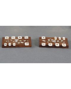 335-Lote de dos marcadores para Bezique japonés, ff s. XIX. En madera nácar y marfil con la inserción de insectos de Shibayama. Medidas: 9x5 cm.