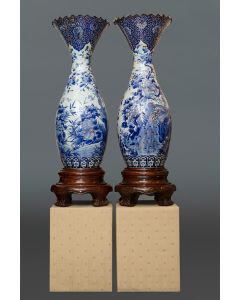 317-Gran pareja de jarrones japoneses de bocas rizadas, c. 1900. En porcelana blanca con decoración en azul y dorado de aves y flores. Restauraciones antiguas. Sobre peana en madera tallada. Y p