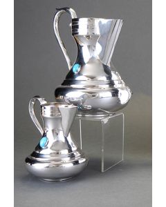 314-Pareja de jarras en plata española punzonada con decoración de cabujones.  Peso: 680 gr. Altura mayor: 21,5 cm.