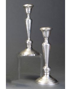 332-Pareja de candeleros en plata mexicana punzonada, ley 925 con marcas de Villa.  Altura: 23cm. Peso total 585 grs.