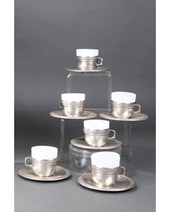 342-Juego de café para seis servicios en plata de Ley 925 con frisos y filos decorados con flores. Se añaden seis pocillos en porcelana. Peso: 465 gr. 