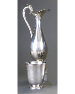 330-Lote en plata formado por elegante jarra en plata peruana y vaso con decoración en friso grabada de tornapuntas y rocallas.  Peso: 745 gr. Altura mayor: 35 cm.