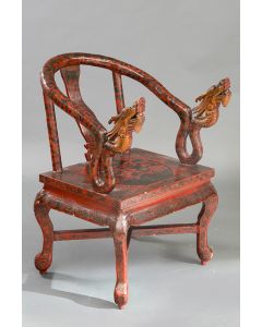 323-Butaca china en madera tallada y pintada con asas en formas de cabezas de dragón. s. XIX. Altura: 98 cm.