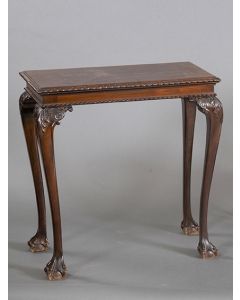 308-Mesa rectangular inglesa chipendale en madera de caoba con patas de garra.  Medidas, 68x72x38 cm 