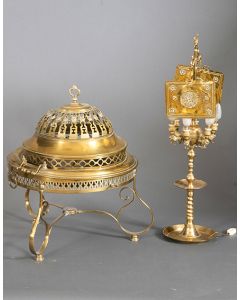 309-Lote formado por brasero y lámpara de aceite en bronce dorado. Altura lámpara: 80 cm.