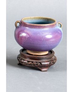 303-Cuenco con asas chino en cerámica vidriada, s. XIX. Sobre peana en madera tallada.  Altura: 11 cm.