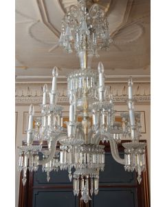 776-Lámpara de araña, Baccarat Lámpara de doce luces con brazos curvos distribuidas en dos alturas.