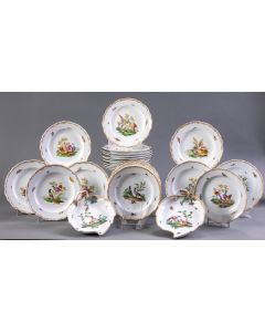 698-Vajilla en porcelana esmaltada, Meissen, ca. 1800 Con decoración de pájaros e insectos y filos con guirnalda dorada.