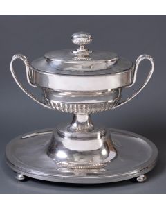 670-Centro de mesa en forma de copa con grandes asas laterales, en plata española punzonada con marcas de Martínez.
