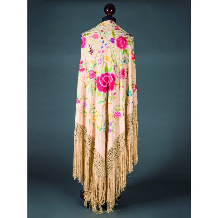 529Mantón de Manila bordado en seda sobre fondo caramelo con