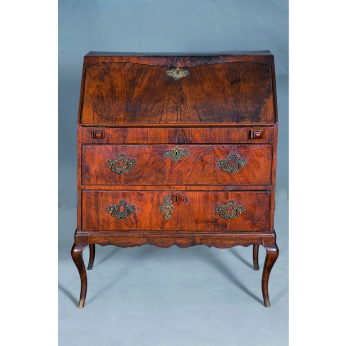 702Cómodaescritorio inglesa en madera tallada. con dos registros de
