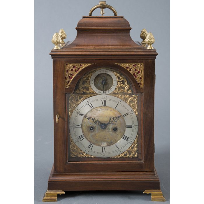 466Reloj bracket inglés con caja en madera y pletina en latón dorado
