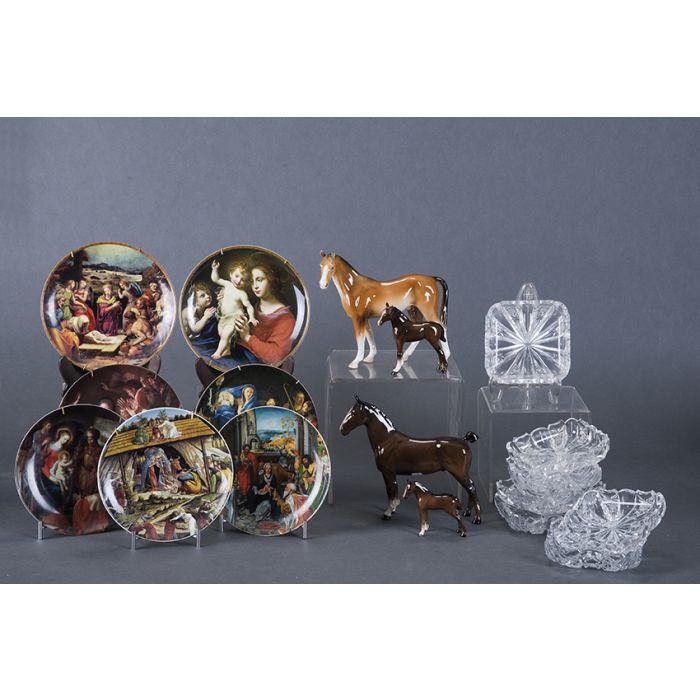 999Lote de cuatro caballos. Tres de ellos en porcelana inglesa de