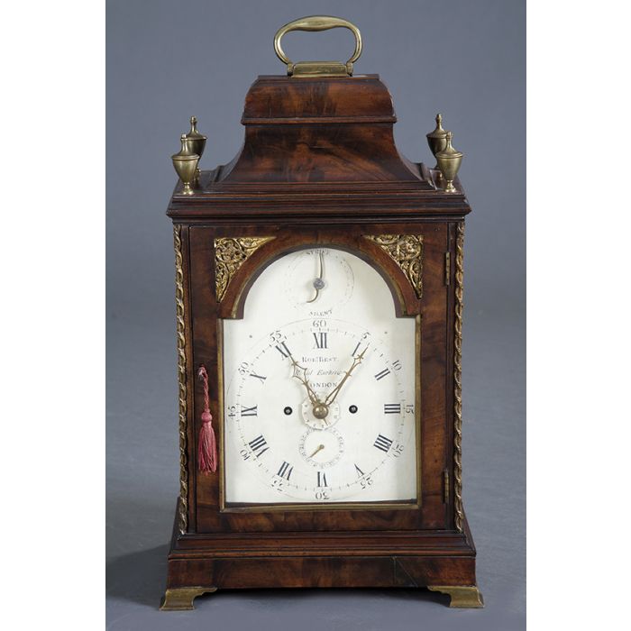 598Reloj bracket inglés con caja en madera de caoba y aplicaciones en