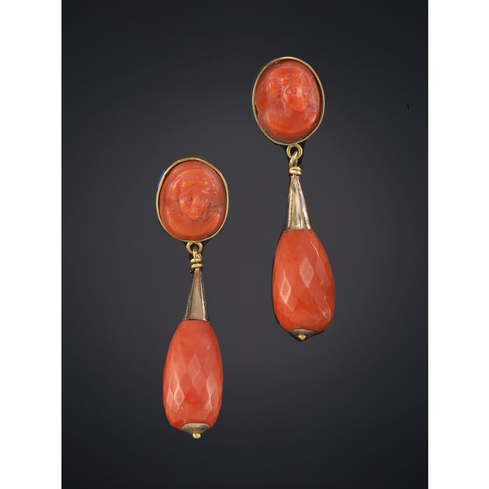 189-BELLOS PENDIENTES LARGOS DE CORAL CON CARAS LABRADAS. Montura en oro amarillo 18k. | Fernando