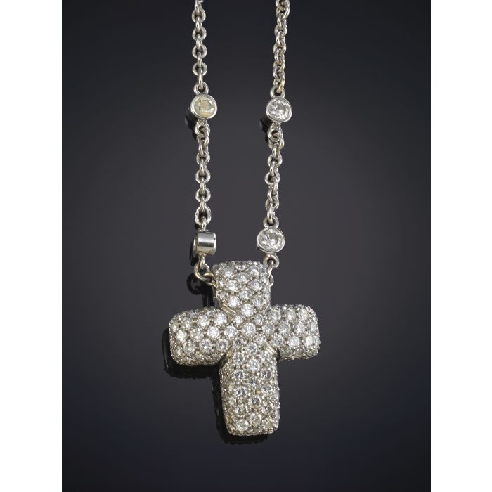 Desacuerdo campeón Sureste 449-CRUZ DE PAVÉ DE BRILLANTES sobre una montura y con cadena salpicada de  brillantes en oro blanco de 18K. Firmado Yanes. | Fernando Durán