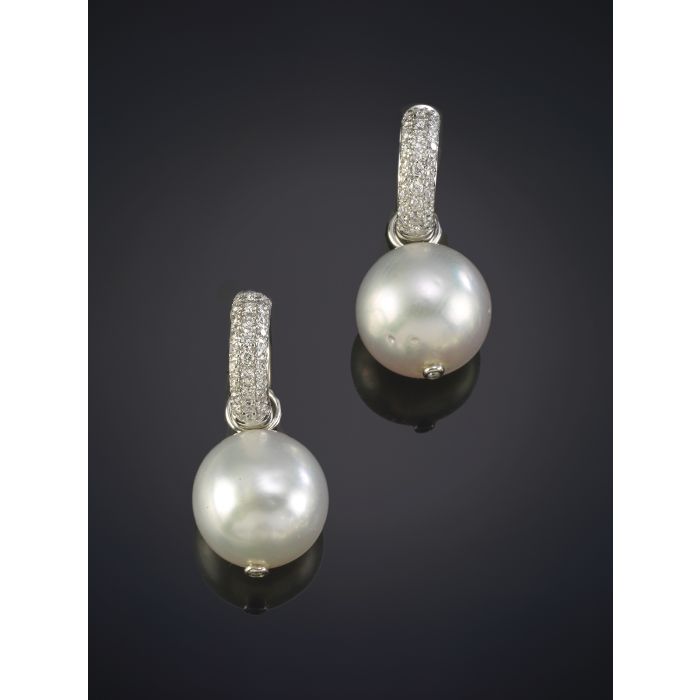 450-PENDIENTES COLGANTES DE PERLAS AUSTRALIANAS DE 11. 50 MM DE DIÁMETRO QUE UNAS CRIOLLAS DE PAVÉ DE BRILLANTES. Montura en oro blanco de 18K. | Fernando