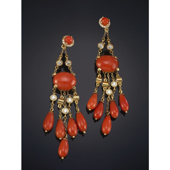 80-PENDIENTES LARGOS DE CORAL ROJO MEDITERRÁNEO SUJETOS CHATONES DE BRILLANTES en una montura de oro amarillo de 18K. | Fernando Durán