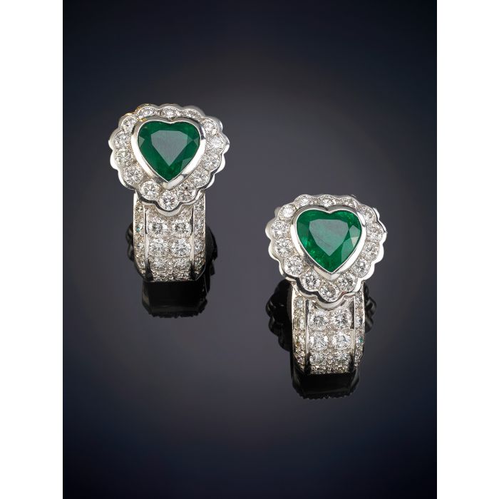 603-ELEGANTES CON ESMERALDAS, TALLA CORAZÓN, DE INTENSO COLOR Y CRISTALIZACIÓN ORLADOS POR ANCHO MARCO DE BRILLANTES. Pieza de joyeria realizada sobre una montura de oro blanco de 18k. | Fernando
