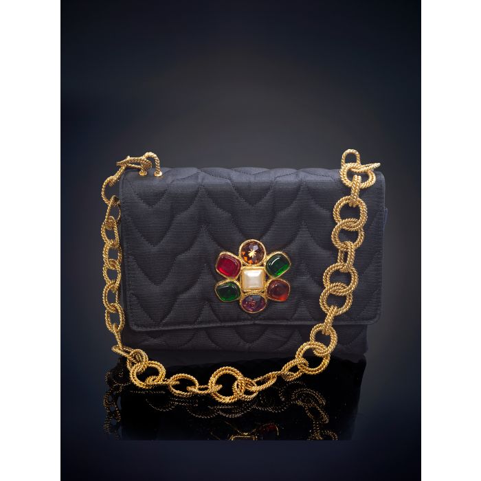 755-CHANEL bolso de noche de seda negra con una flor de de colores en el y cadena de doble calabrote gallonado en dorado. | Durán