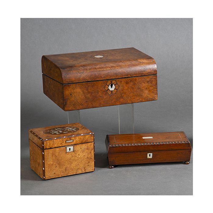 Oblicuo ceja en progreso 2047-Lote de dos cajas y escritorio portátil del siglo XIX en madera  tallada con marquetería de madreperla. | Fernando Durán