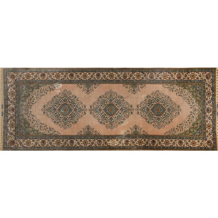 833Alfombra Hereke en seda natural con hilos de plata. Firmada. Tres