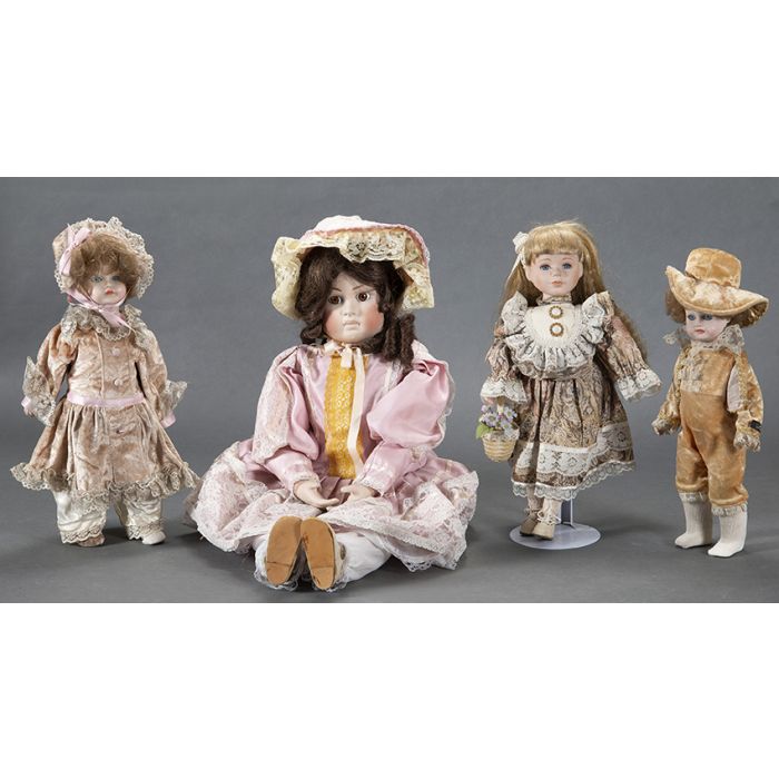 Advertencia Polvo Escarpado 1208-Lote de cuatro muñecas antiguas en porcelana. Con sus vestidos  originales. Dos de ellas con marcas en la nuca. | Fernando Durán