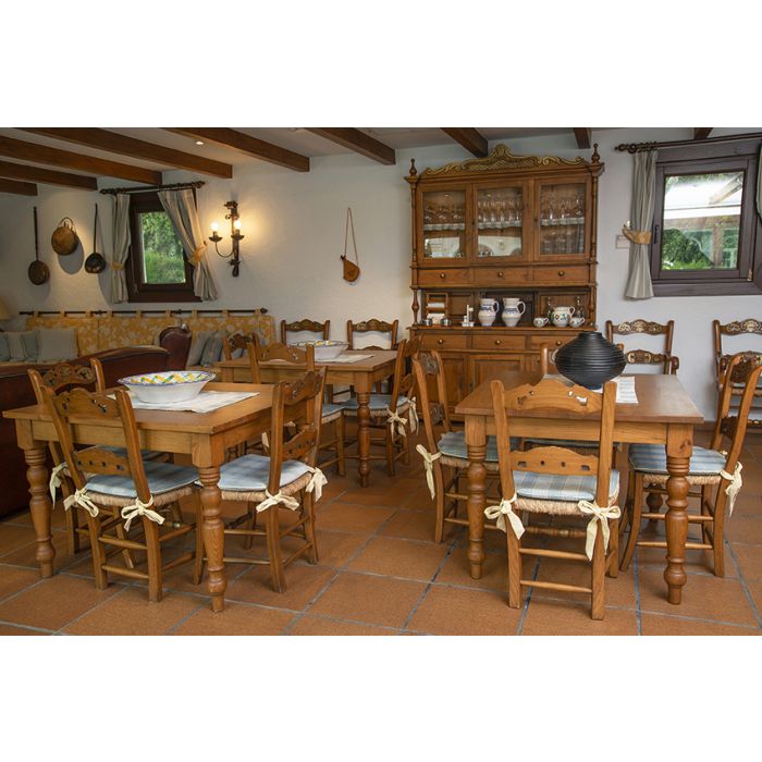 1294-Juego de mesa y 4 sillas en madera tallada y pintada. Fernando Durán