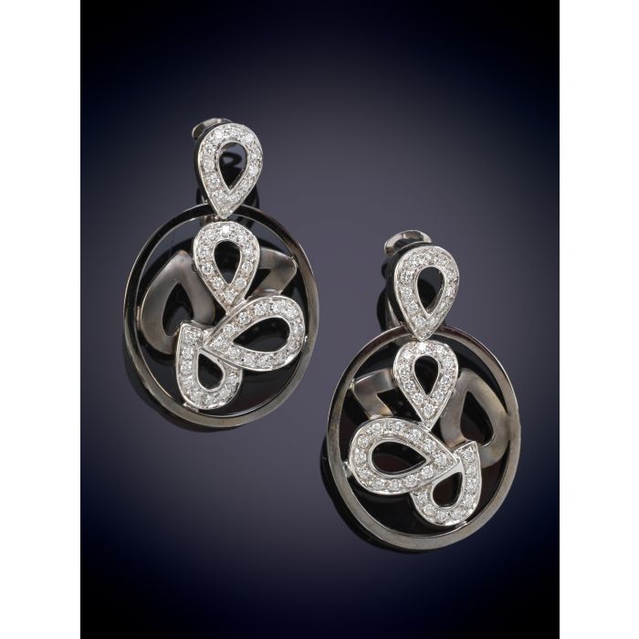 248-PENDIENTES ORIGINAL DISEÑO CON FIGURAS GEOMETRICAS EN EL INTERIOR DE BRILLANTES. Montura en oro mateado de 19k. | Fernando Durán