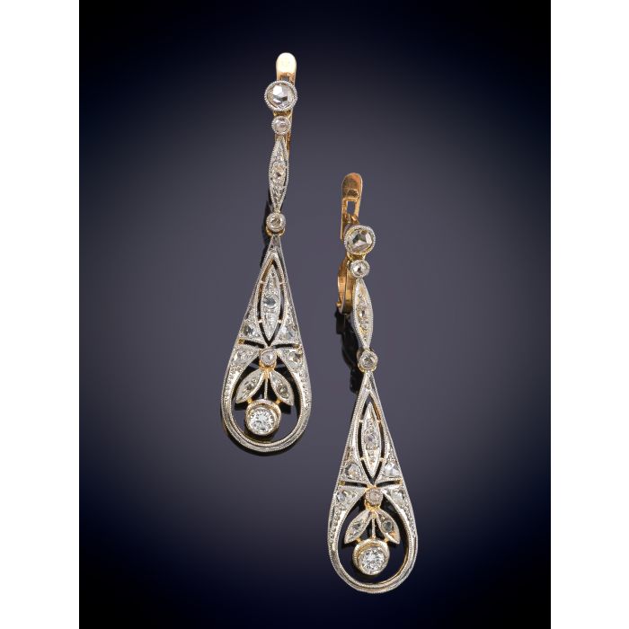 40-DELICADOS PENDIENTES ANTIGUOS DE DIAMANTES sobre una montura oro amarillo de 18k y el frente en oro blanco. | Fernando Durán