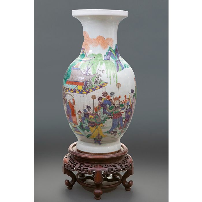 chino en porcelana, finales s. XIX. Escena cabalgata de en paisaje. Sobre peana madera tallada. | Fernando Durán