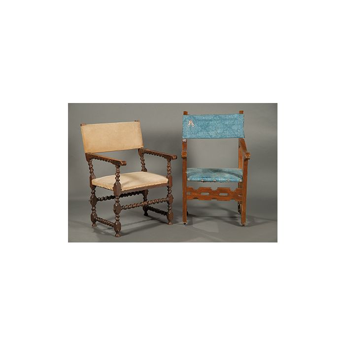 2533Lote de dos sillones fraileros antiguos en madera tallada, uno de ellos en nogal. Un sillón