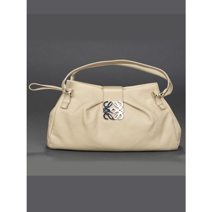 821-LOEWE Bolso de mano en piel color blanco roto con la insignia en metal plateado en el frente. | Durán