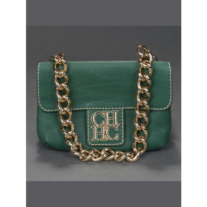 838-CAROLINA HERRERA Bolso en piel verde con de eslabones en metal dorado, Iniciales en el frente. | Fernando Durán