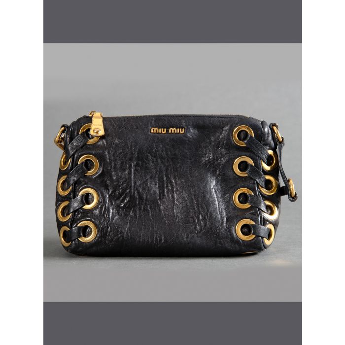 escándalo Directamente Disfraz 850-MIU MIU" BOLSO DE MANO EN PIEL NEGRA CON DETALLES EN METAL DORADO." | Fernando Durán escándalo Directamente Disfraz 850-MIU MIU" BOLSO DE MANO EN PIEL NEGRA CON DETALLES EN METAL DORADO." | Fernando Durán