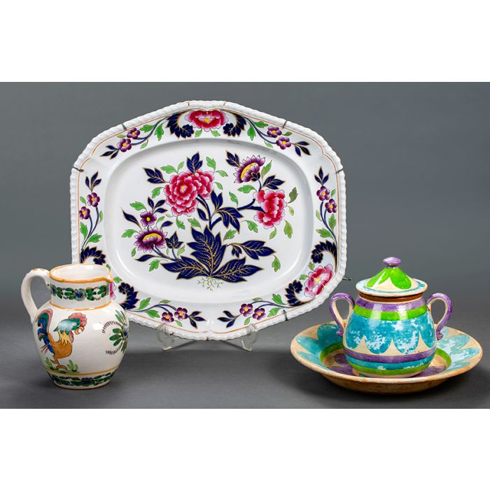 2097 Lote en ceramica y porcelana portuguesa e inglesa formado por gran bandeja recipiente con tapa plato a juego y jarra. Con marcas. Altura jarra 21 cm. Medidas bandeja 53x46 cm. Fernando Duran