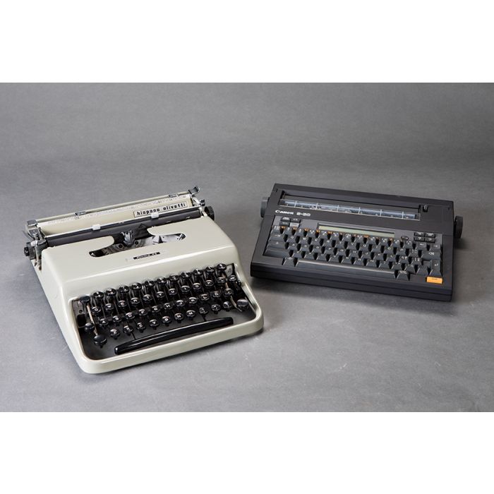 2162-Lote de dos máquinas de escribir, Hispano Olivetti y Canon S-60. En  sus maletas. Subasta de ocasión Salida: 250,00 Euros. (41.597 Ptas.)