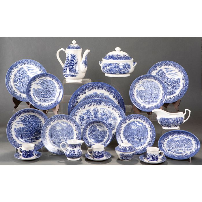 336 Vajilla en porcelana inglesa Churchill. Con marcas. Decoacion esmaltada de diferentes modelos en azul sobre fondo blanco. Se compone de cafetera lechera azucarero salsera legumbrera cuatro Fernand...