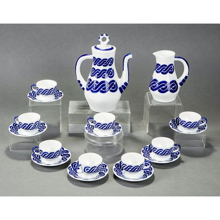 2278 Juego de cafe en porcelana esmaltada de sargadelos con decoracion de trenzas azules. Formado por ocho servicios de cafe cafetera y lechera. Altura mayor 27 cm Fernando Duran