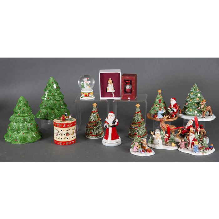 2234-VILLEROY & BOCH “Navidad” Lote formado por seis piezas: Santa Claus en  trineo, Santa Claus con niño, arbolito y tres portavelas. Medidas: 18 cm.