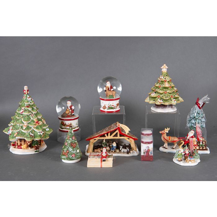 2230-VILLEROY & BOCH “Navidad” Lote de dos figuras navideñas en porcelana,  árbol y bola de cristal. Medidas: 31 cm.