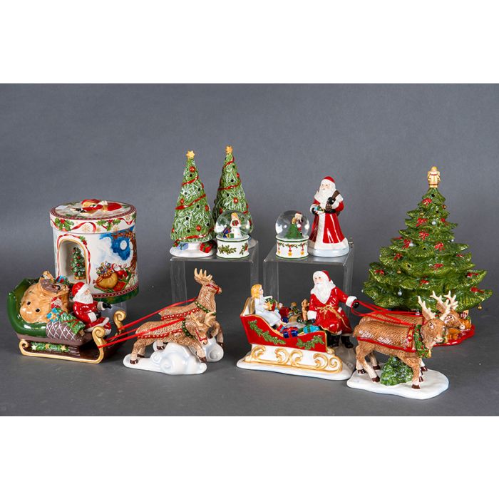 2245-VILLEROY & BOCH “Navidad” Lote de cinco figuras navideñas en  porcelana: dos árboles, dos bolas de cristal y Santa Claus. Medidas: 21 cm.